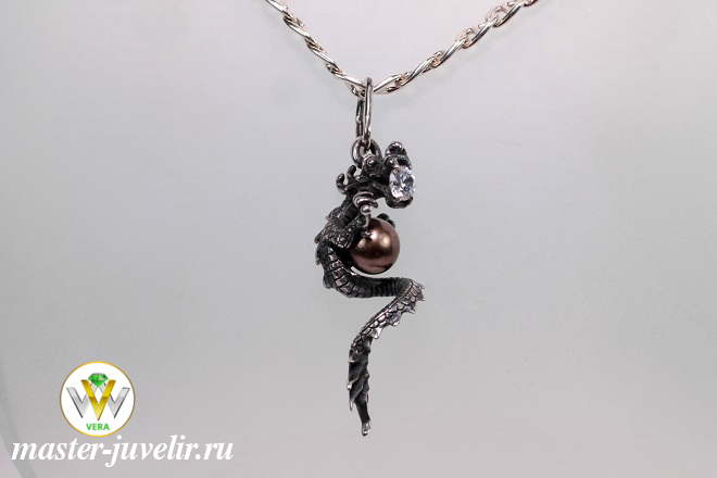 Купить кулон дракончик серебряный черненный с жемчугом и фианитом в ювелирной мастерской