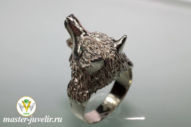 Кольцо печатка Волк из серебра с изумрудами в глазах