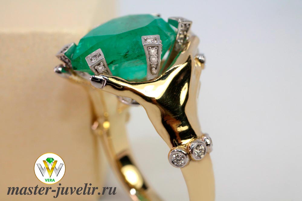 Золотое кольцо с бриллиантами Руки держащие изумруд 