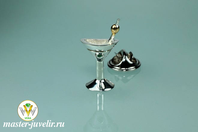 Купить значок бокал для мартини из серебра с позолоченной оливкой в ювелирной мастерской