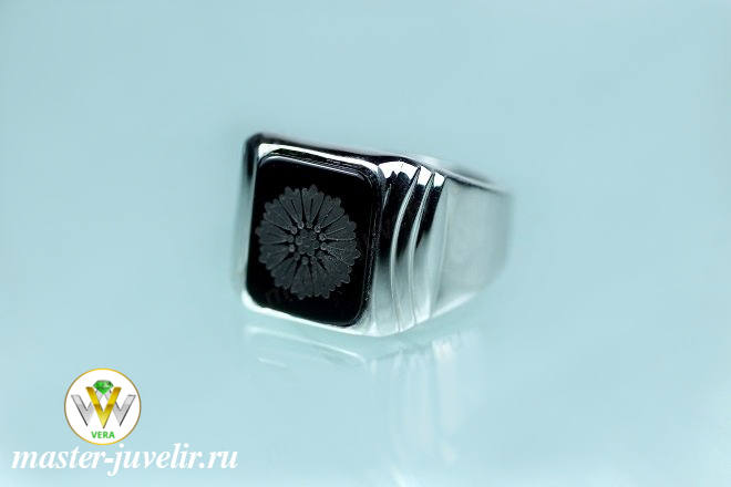 Купить серебряный перстень с квадратным агатом и гравированным рисунком на камнем в ювелирной мастерской