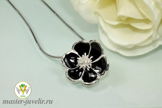 Купить  серебряный кулон в виде цветка с фианитами и черной эмалью в ювелирной мастерской