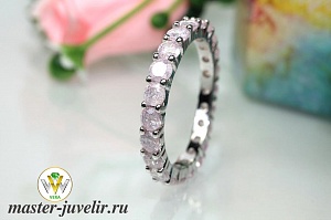 Серебряное кольцо с нежно-розовыми камнями по всему диаметру кольца