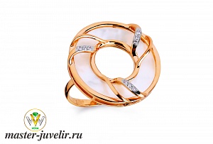 Золотое кольцо с перламутром и бриллиантами
