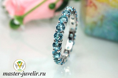 Серебряное кольцо с голубыми цирконами по диаметру