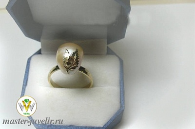 Золотое женское кольцо с жемчужиной обрамленной золотым листом