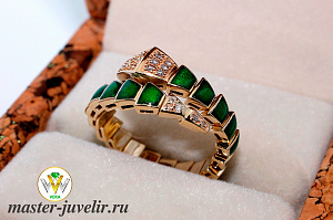 Золотое кольцо Змея с бриллиантами и зеленой эмалью