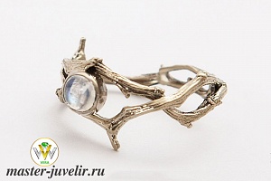Кольцо из серебра с позолотой необычное Ветки с лунным камнем