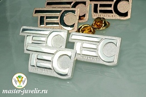 Серебряные значки с логотипом автомобильной Компании ООО "ТЭК Электроникс" 