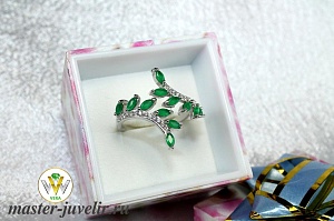 Серебряное кольцо нежное с зелеными и белыми фианитами