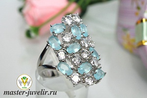 Серебряное кольцо с белыми и овальными голубыми камнями