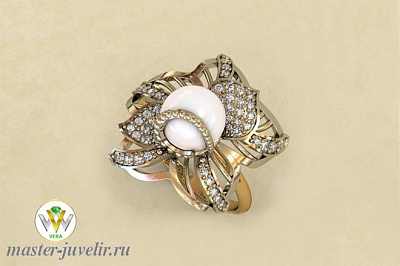 Необыкновенное кольцо из комбинированного золота с большим жемчугом и цирконами
