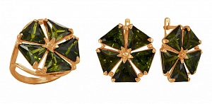 Золотой гарнитур с зелеными полудрагоценными камнями: кольцо и серьги