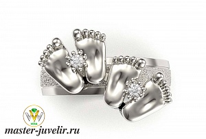 Кольцо с ножками младенцев с бриллиантами в серебре