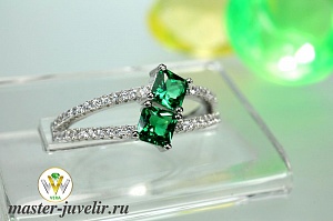 Серебряное кольцо с белыми и зелеными фианитами