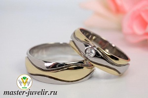 Обручальные кольца из двух цветов золота с бриллиантом