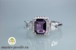 Кольцо серебряное классика с фиолетовым и белыми камнями