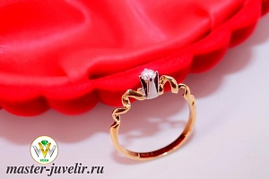 Золотое кольцо с муассанитом