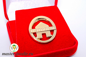 Золотые значки с логотипом FLЭTHOUSE
