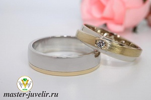 Обручальные кольца из белого и желтого золота с бриллиантом