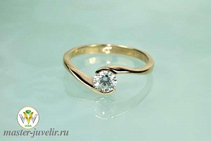 Золотое кольцо женское с бриллиантом 