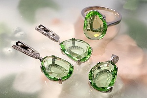 Серебряный комплект (серьги, кулон, кольцо) с зелеными прозрачными и белыми камнями
