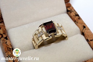 Золотое кольцо с гранатом и бриллиантами в виде браслета