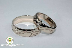 Обручальные кольца с узорами и бриллиантами из белого золота