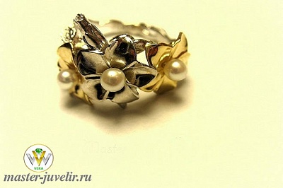 Нежное женское кольцо Цветки с маленькими жемчужинами