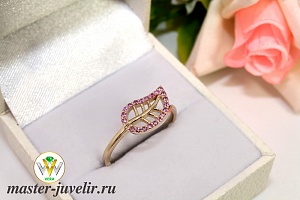 Золотое кольцо в виде листка с розовыми фианитами