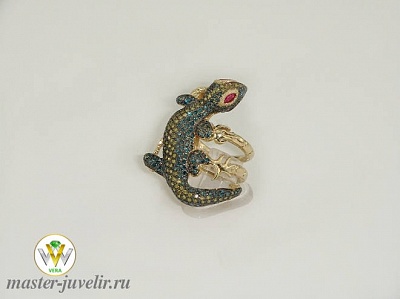 Золотое кольцо Игуана с сапфирами и рубинами 