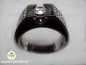 Мужской перстень из белого золота с бриллиантами и черной эмалью