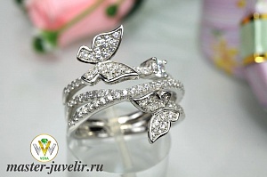 Нежное серебряное кольцо с бабочками из камней