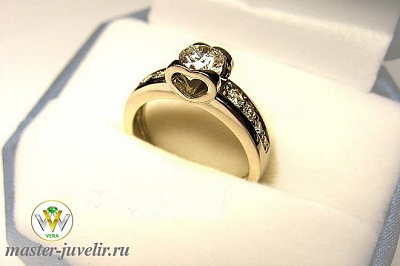 Кольцо из белого золота в виде сердца с бриллиантами