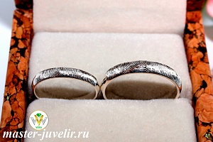 Свадебные парные обручальные кольца с отпечатками