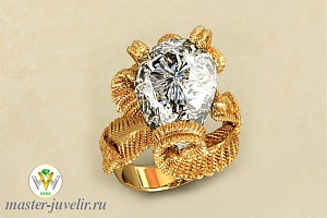 Необычное золотое кольцо объемное с горным хрусталем