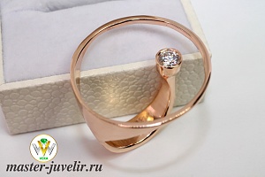 Золотое кольцо с муассанитом необычной формы