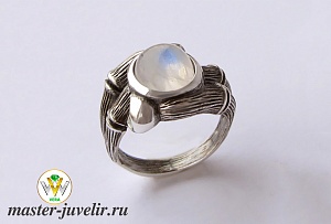 Серебряное кольцо с лунным камнем с чернением