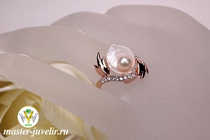 Золотое кольцо с жемчугом в коралле и фианитовой дорожкой 