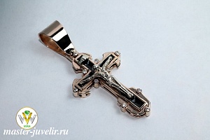 Крестик из комбинированного золота Скрипка с эмалью