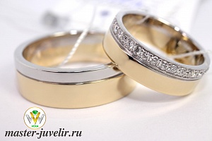 Обручальные кольца золотые с бриллиантами в женском кольце