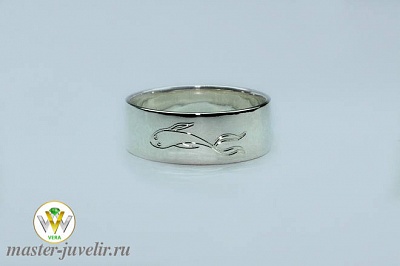 Серебряное кольцо широкое с гравировкой Рыбка 
