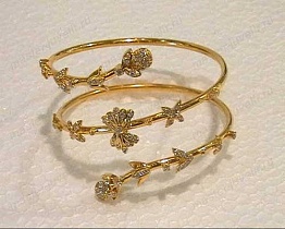 Женский нежный золотой браслет с бриллиантами в цветках 
