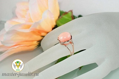 Кольцо золотое женское с розовым опалом