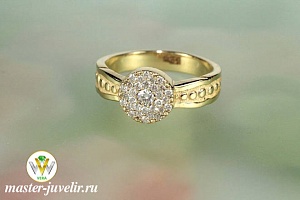 Золотое кольцо с круглой площадкой с бриллиантами