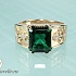 Золотой мужской перстень с зеленым камнем и бриллиантами в коронах по бокам 