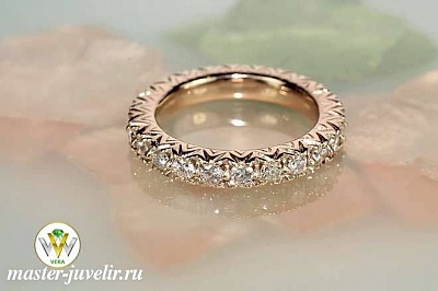 Кольцо из розового золота с бриллиантами по всему диаметру кольца