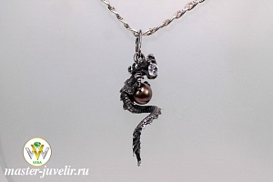 Кулон Дракончик серебряный черненный с жемчугом и фианитом