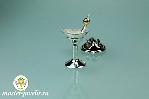 Значок Бокал для мартини из серебра с позолоченной оливкой
