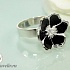 Кольцо из серебра в виде цветка с черной эмалью